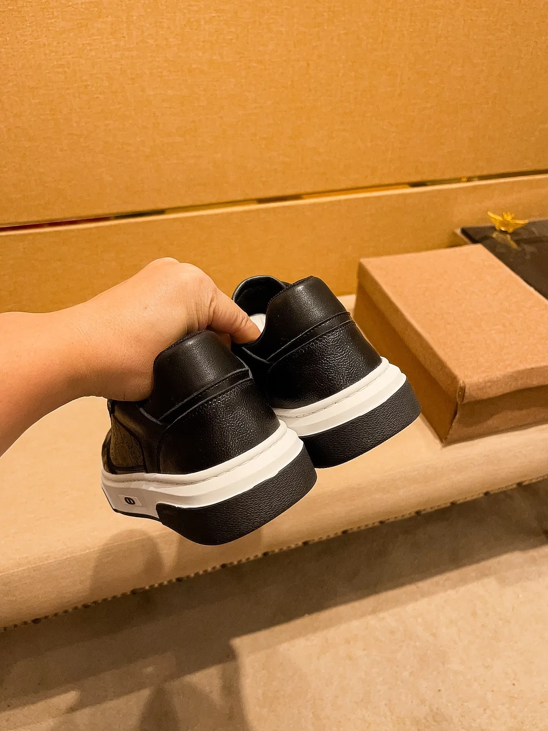 Men's shoes💰 440💰[Dior]🔥 High-end men's shoes brand official website 1:1 latest masterpiece: the upper is made of Italian imported first-layer cowhide with a comfortable and breathable lining➕original non-slip and wear-resistant outsole🔥, making walking more convenient and comfortable! An exclusive new model, a stunning work, a beautiful 1:1 replica [color] compared to the official quality! Create a fashionable personality to set off your uniqueness! A must-have for trendy men! Classic 🔥 Size: 38-44 Color: 🔥 2⃣️ colors available 🔥.